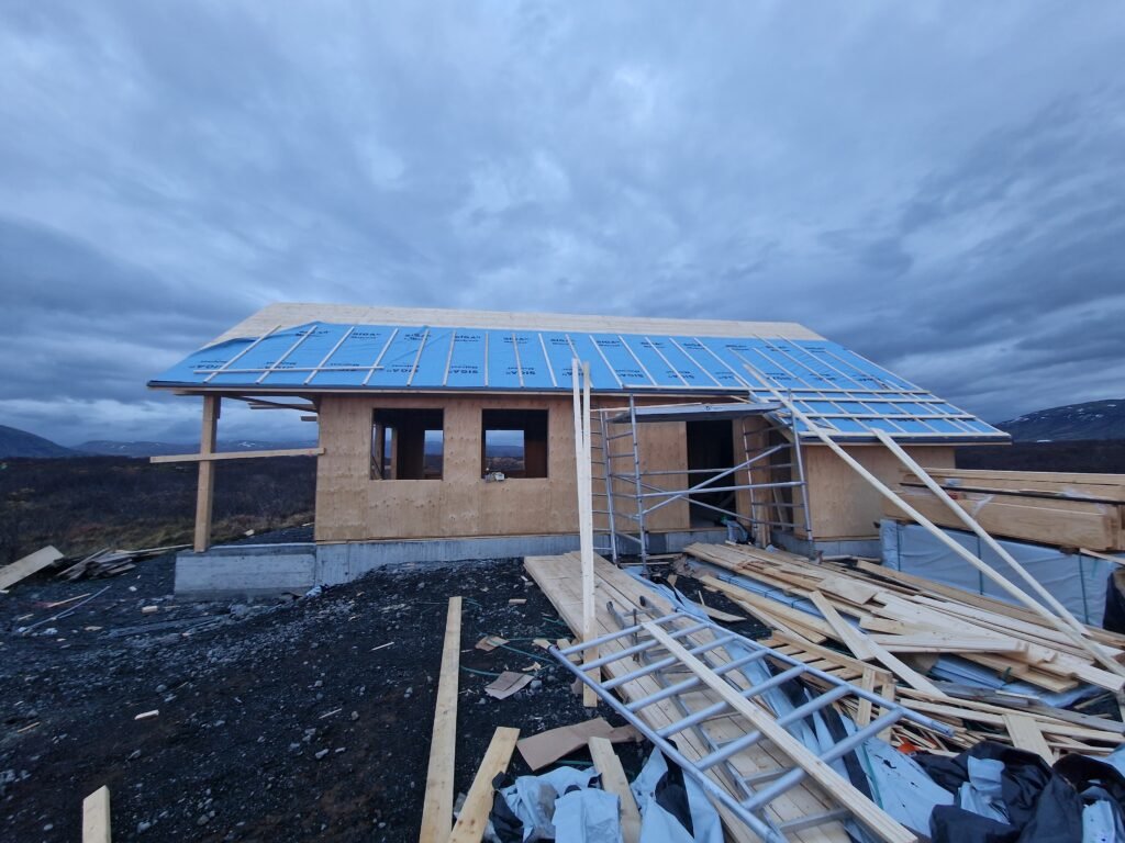 Veggir reistir á sumarhúsi í Miðengi