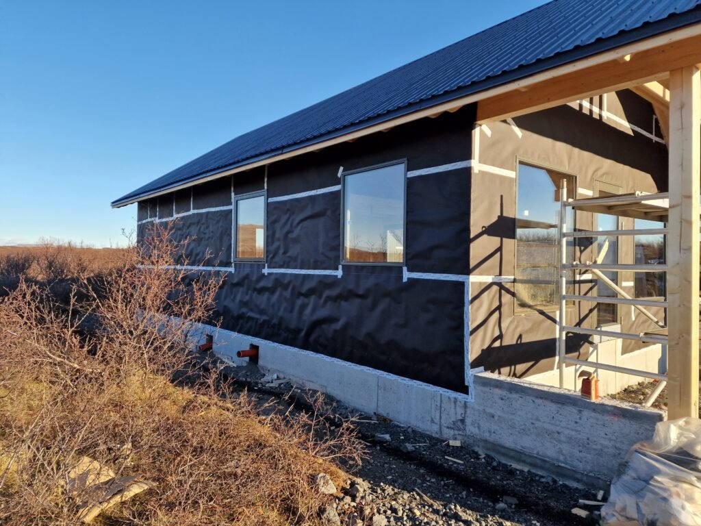 Gluggar settir í sumarhús í Miðengi