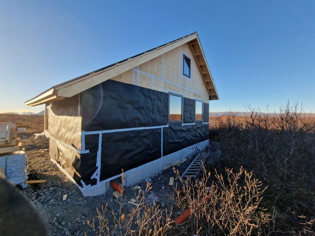 Frágangur við þakkant á sumarhúsi