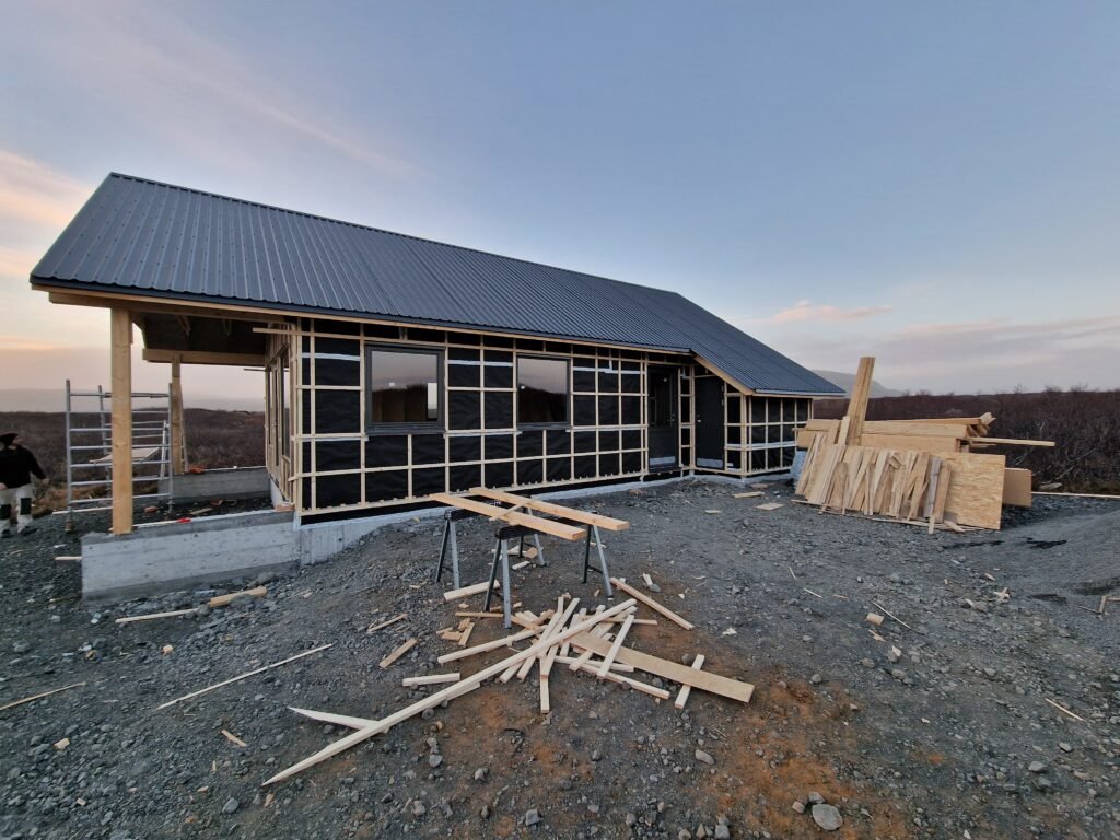 Svefnloft í smíðum í sumarhúsi