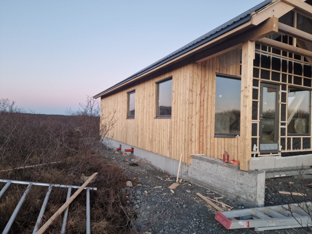 Fullbúið sumarhús með timburklæðningu í Miðengi við Selfoss