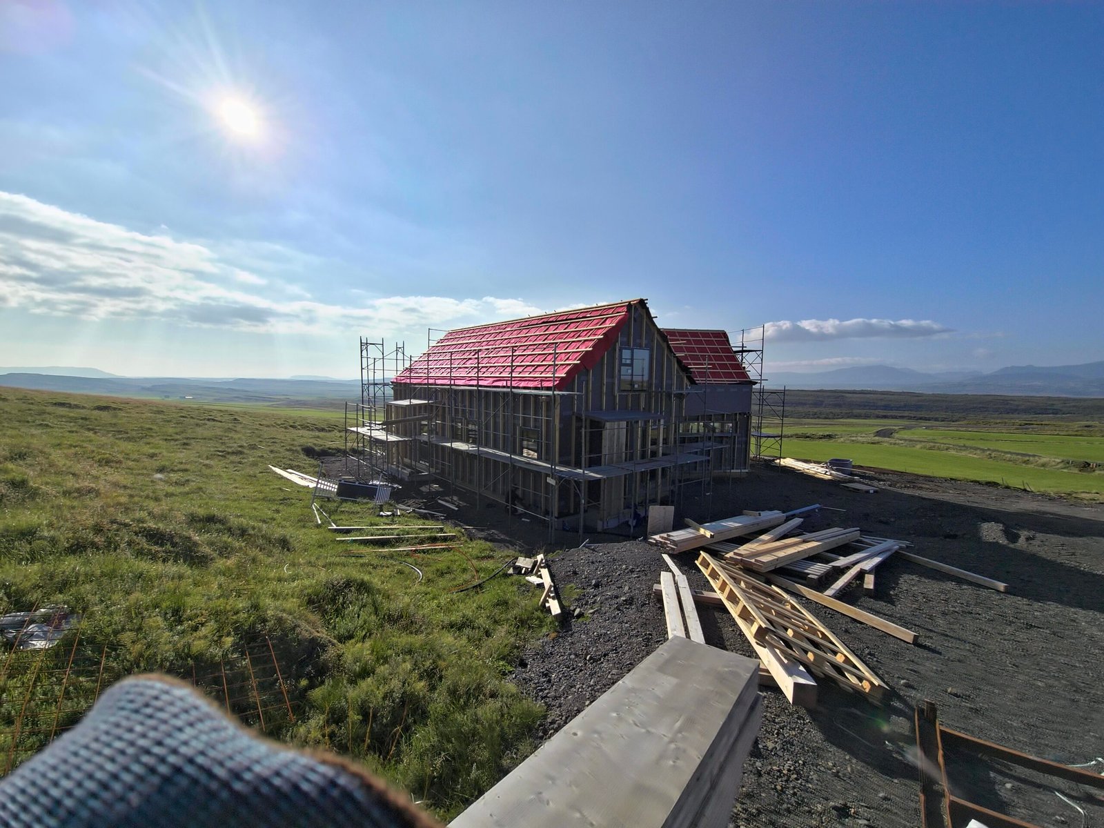 Þakjárn lagt á límtréshús í Selfossi