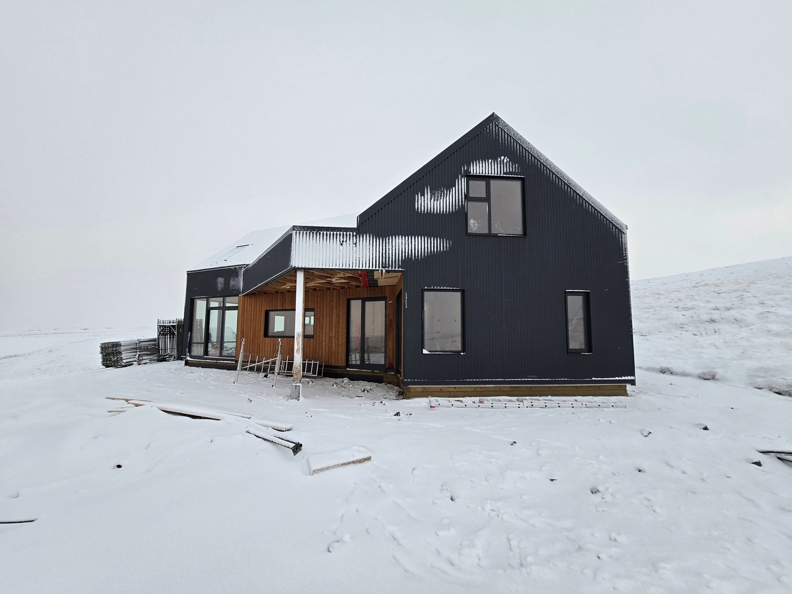 Frágangur við hurðir á límtréshúsi