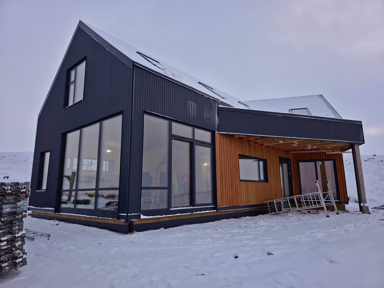 Nútímalegt límtréshús með álklæðningu