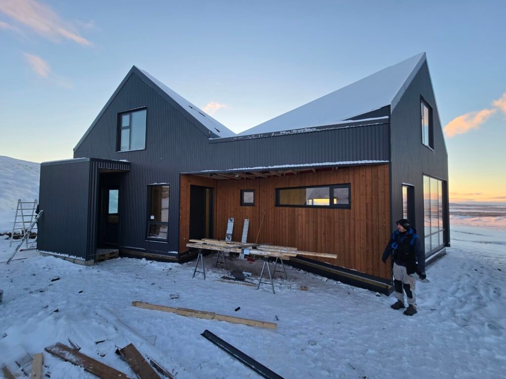 Fullbúið límtréshús með dökkri álklæðningu - lokaniðurstaða