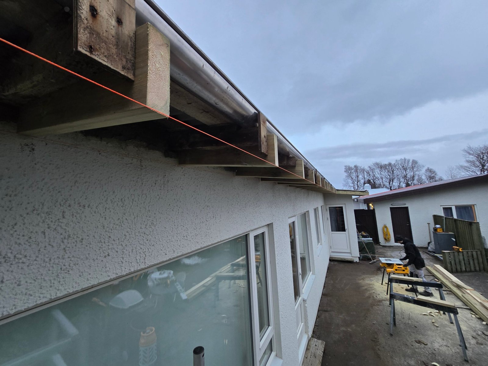 Nýtt þakskegg eftir viðgerð í Selfossi