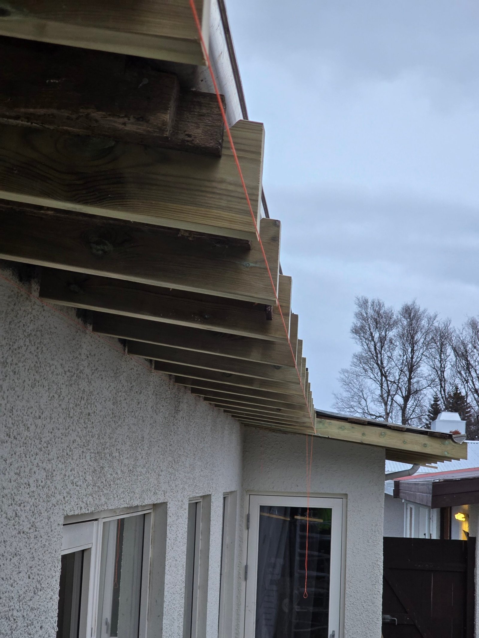 Niðurrif á gömlu þakskeggi