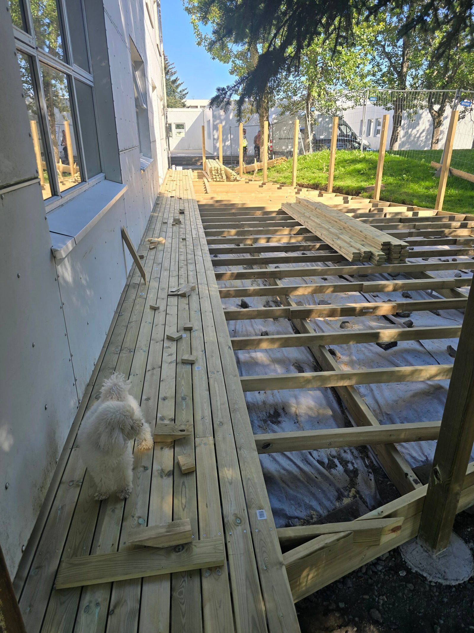 Nýr pallur og girðing við Vallaskóla eftir framkvæmdir