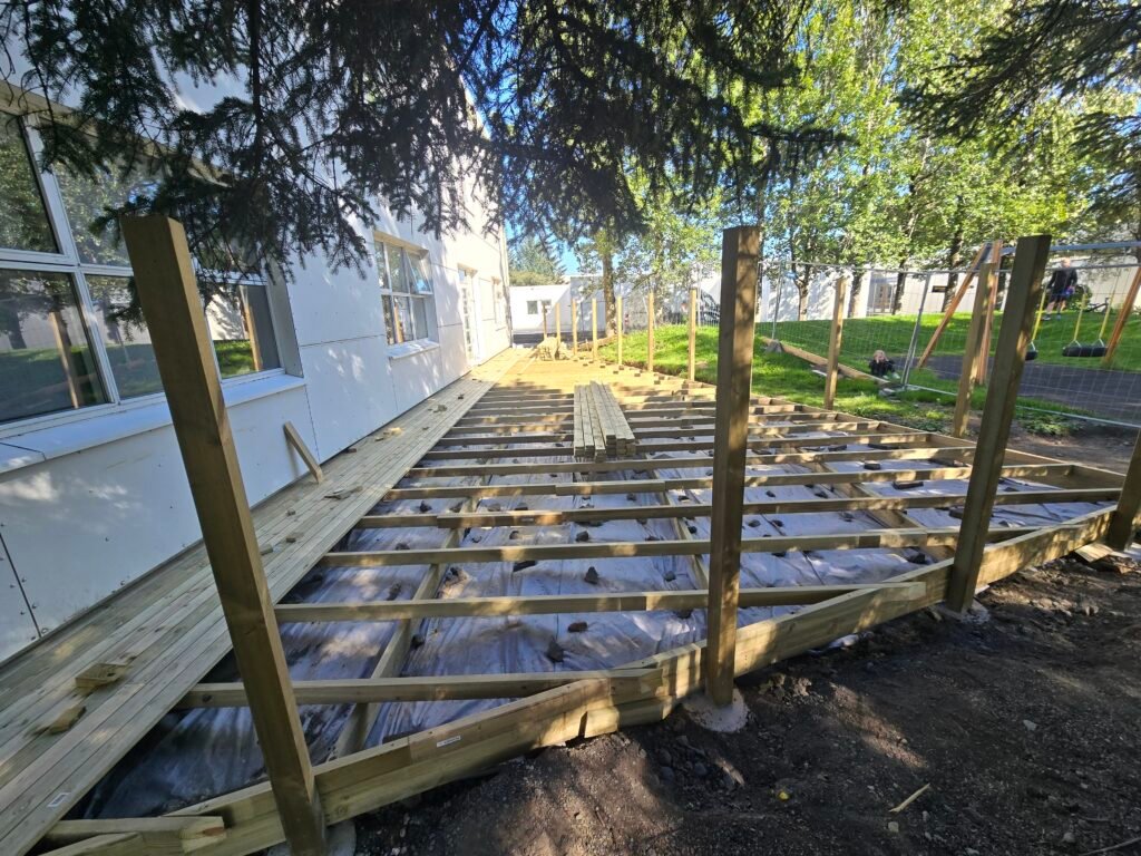 Nýr pallur í byggingu við Vallaskóla