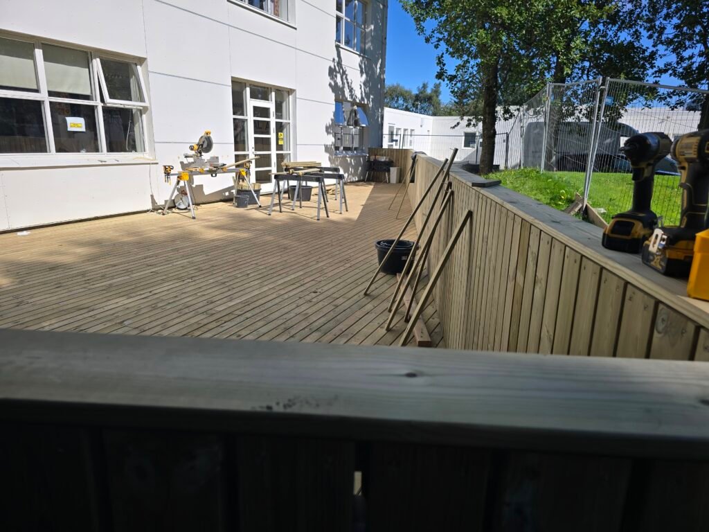 Fullbúinn pallur við frístund Vallaskóla
