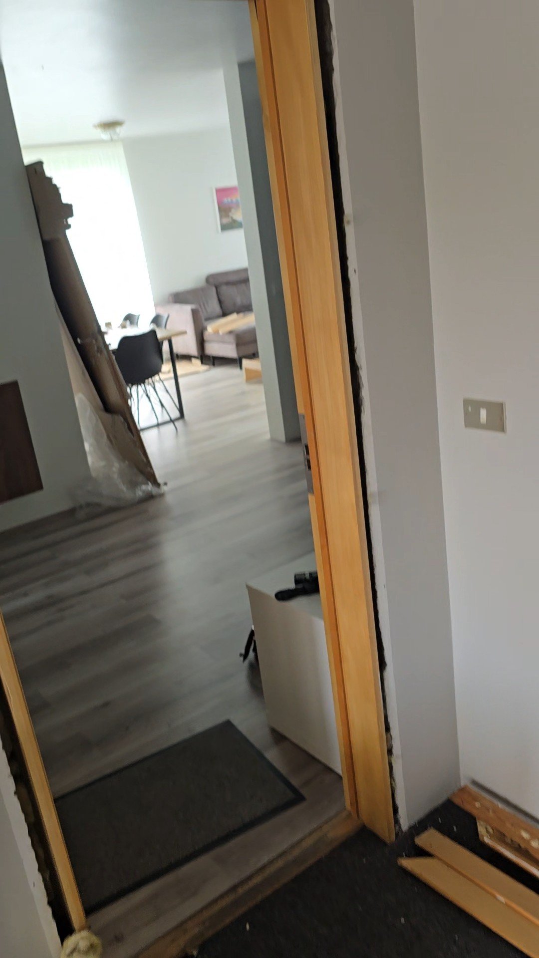 Gömul hurð fjarlægð fyrir ísetningu